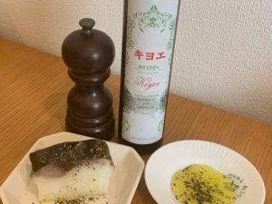 金華鯖寿司にオリーブオイルと黒胡椒