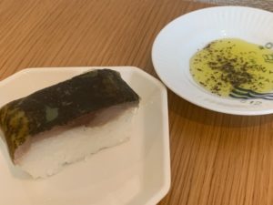 金華鯖寿司にオリーブオイルと黒胡椒